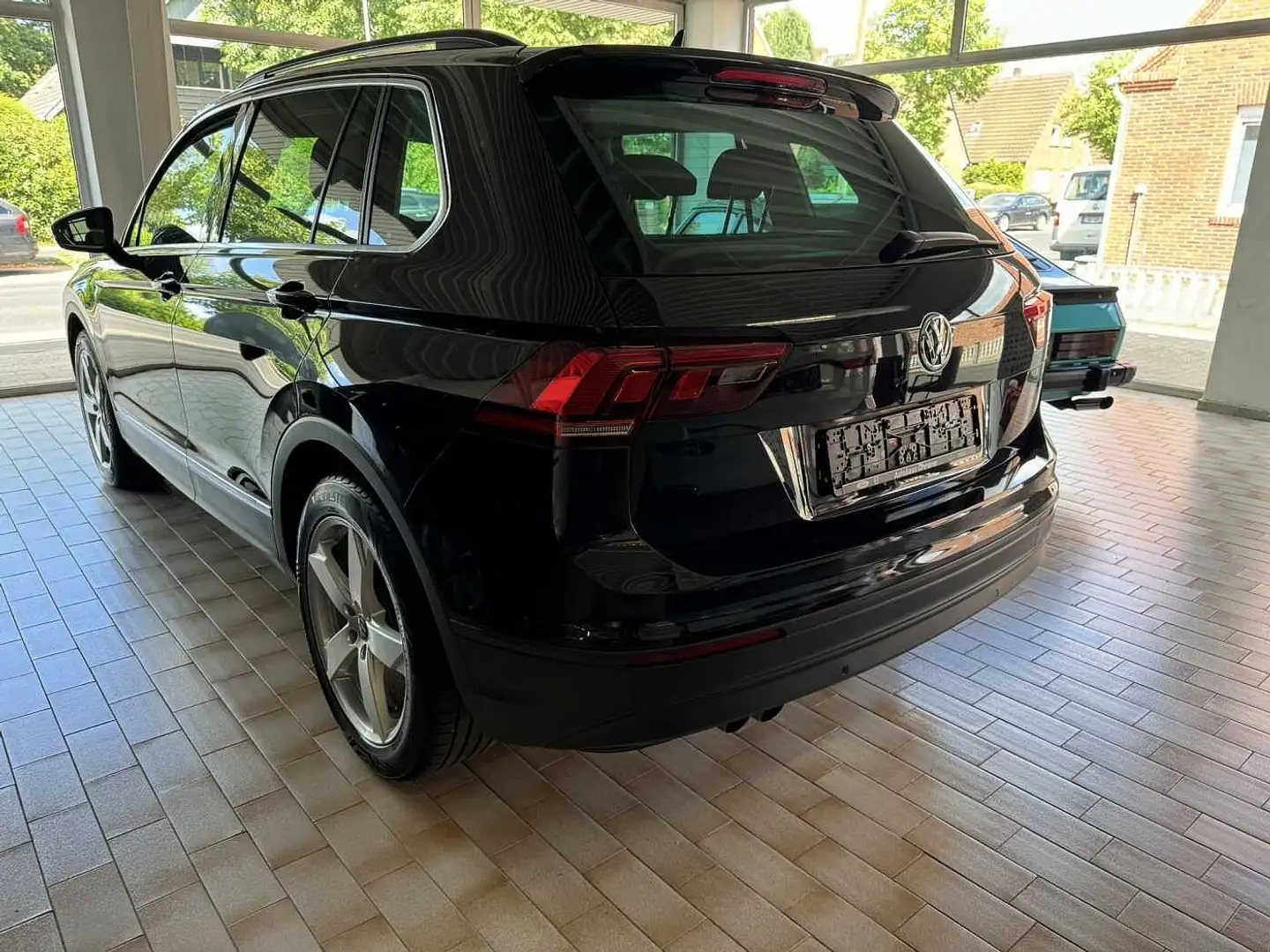 Volkswagen Tiguan Comfortline *eHeck-Kamera-SHZ-GJR* Чорний - 2