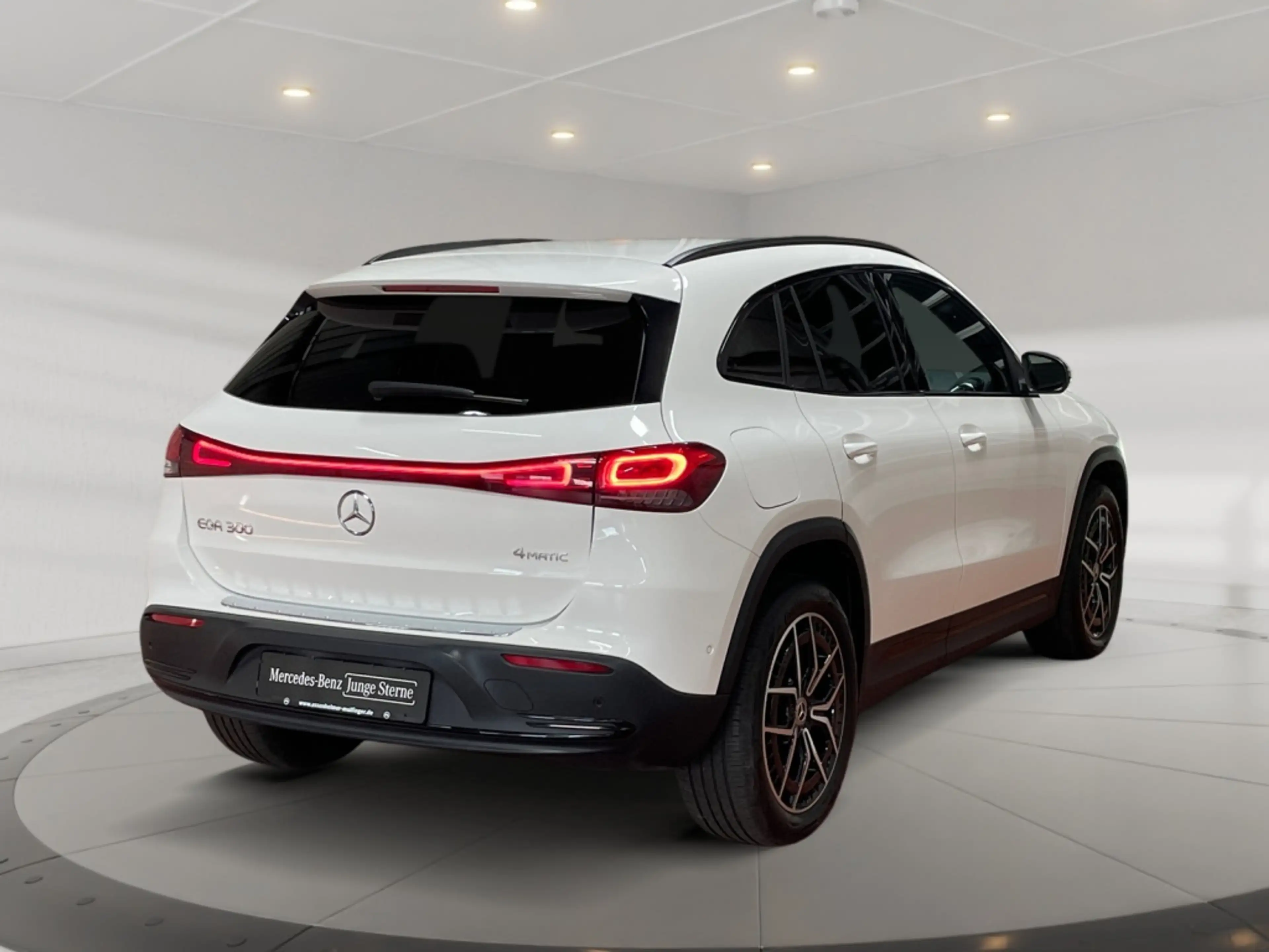 Mercedes-Benz EQA 300 4matic Progressive AMG+MBUX+Progressive — photo 4