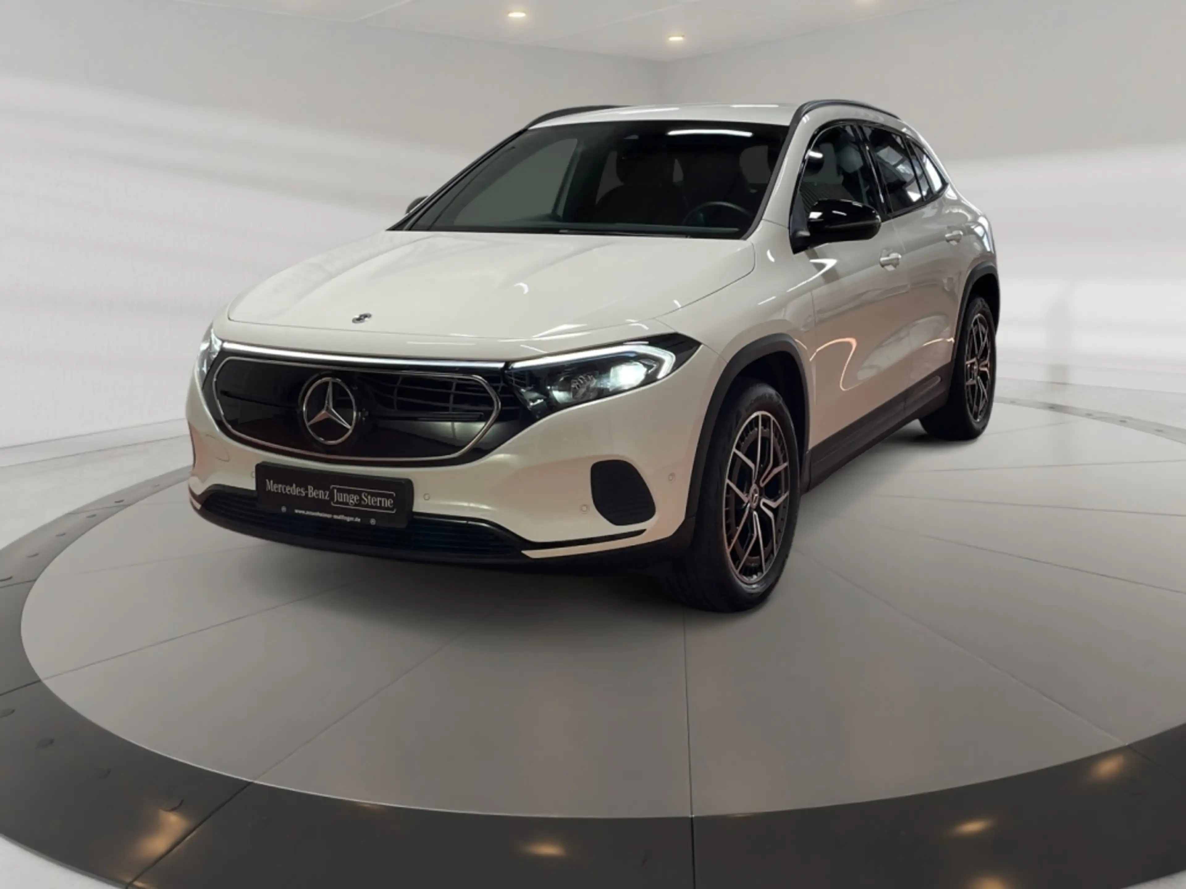 Mercedes-Benz EQA 300 4matic Progressive AMG+MBUX+Progressive — photo 2