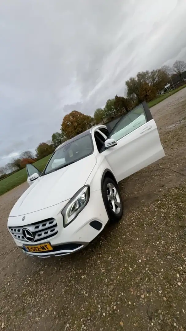 Mercedes-Benz GLA 180 180 Sport Edition Bílá - 1