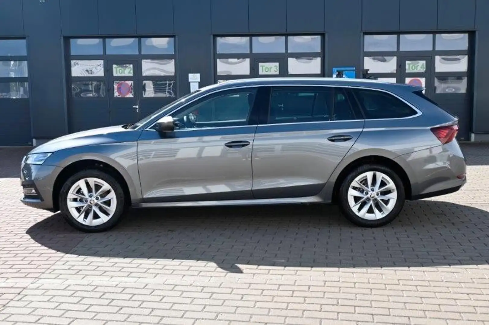 Skoda Octavia Combi 1.5 TSI DSG Selection Plus AHK*NAV Grau - 2