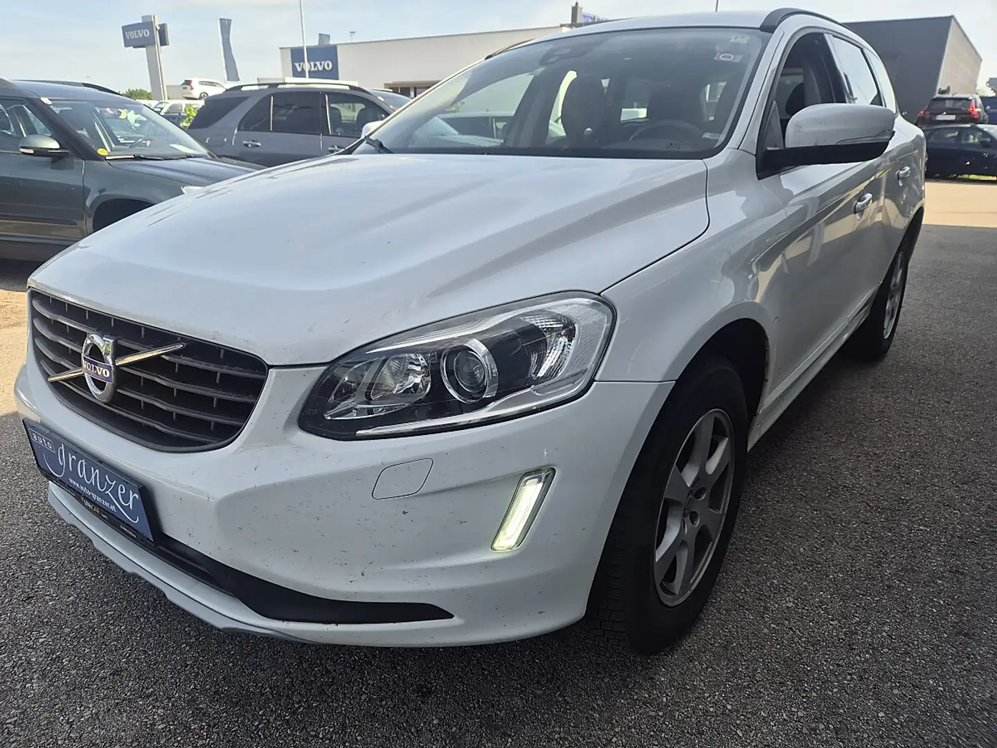 Volvo XC60 D3 Kinetic Weiß - 2