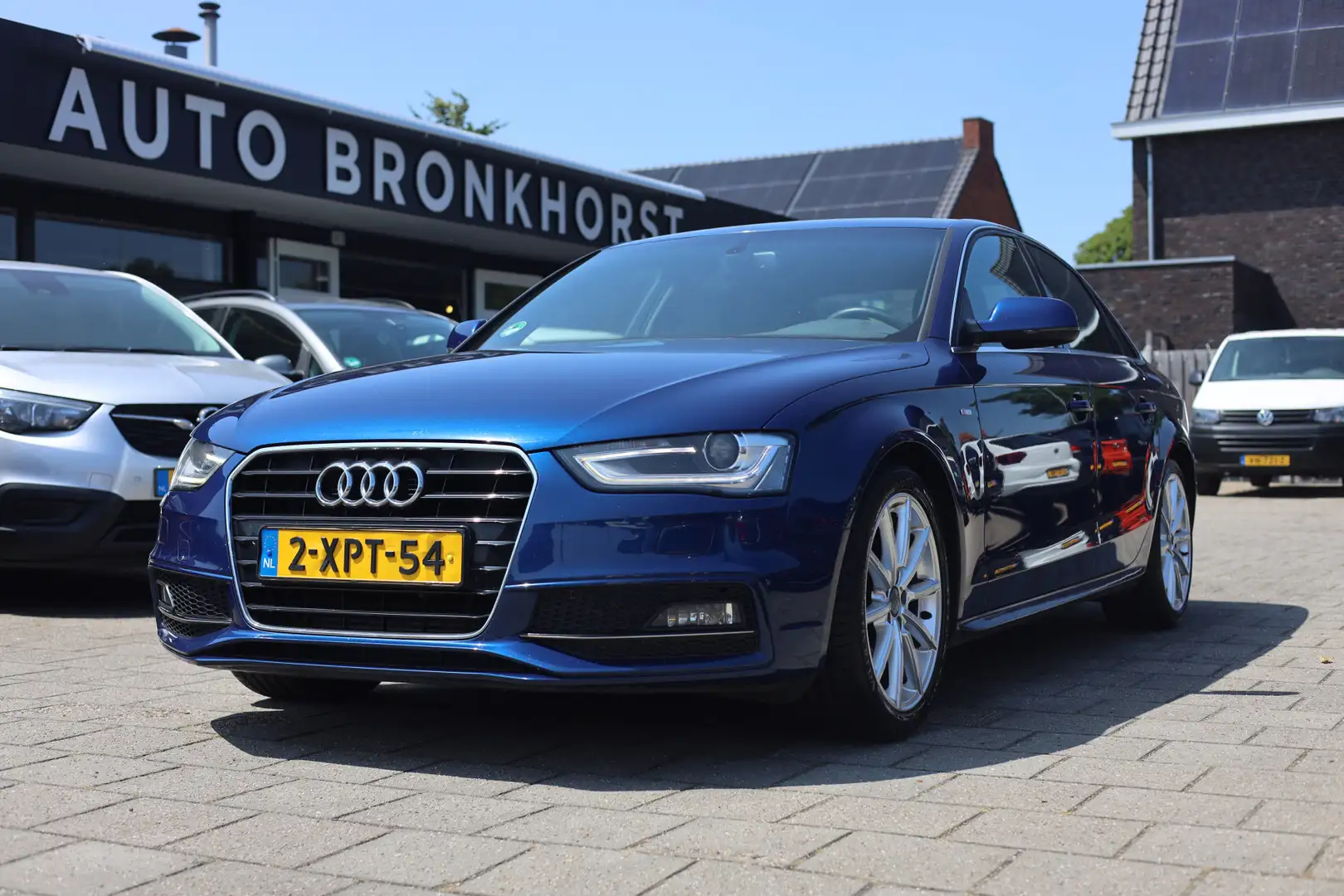 Audi A4 Limousine 1.8 TFSI SPORT | S-LINE | NAVI | NL AUTO Blauw - 1