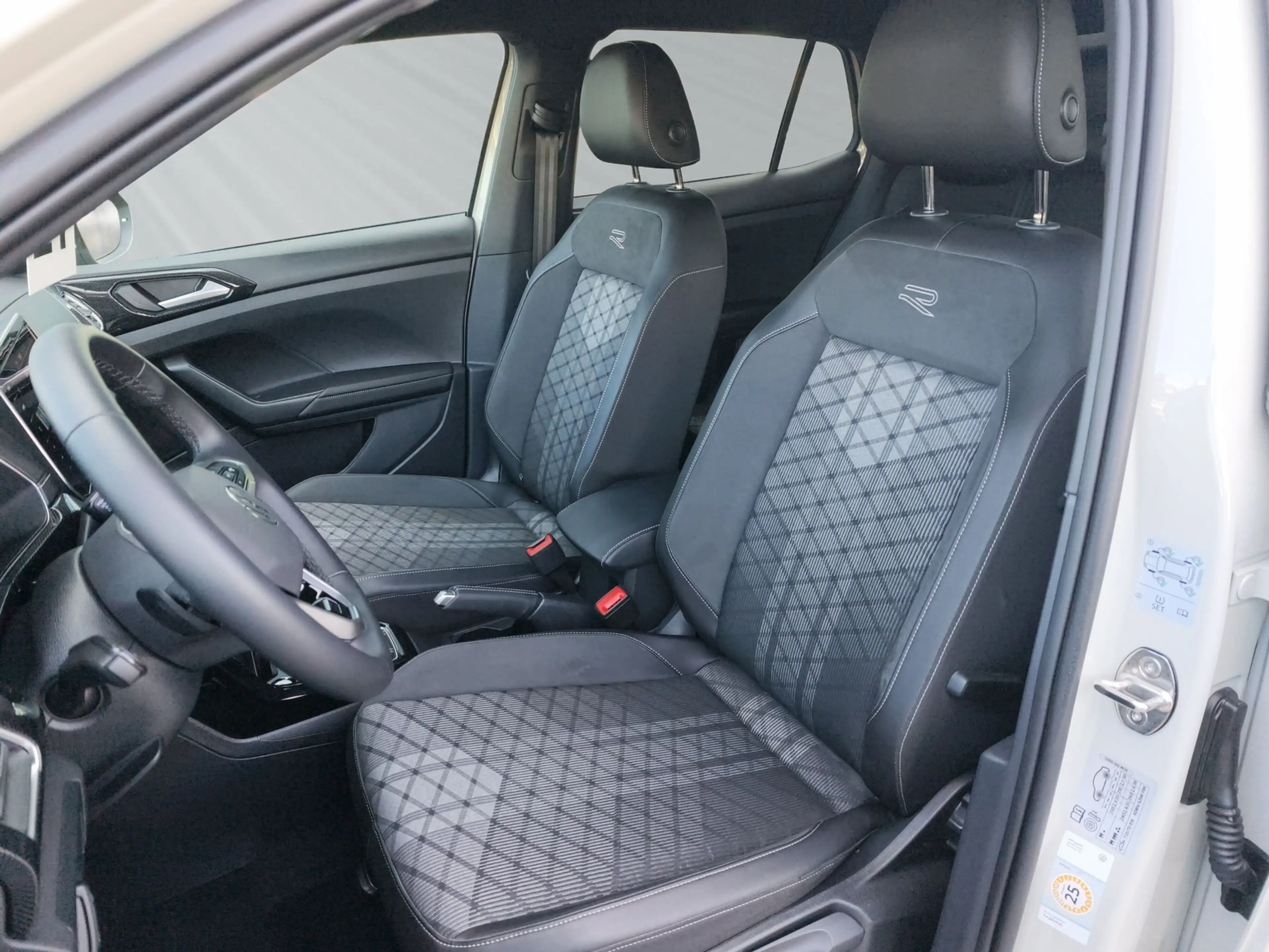 Volkswagen T-Cross 1,5 TSI DSG R-Line NAVI+SIDE.ASSIST+RÜCK.KAM+KEYL — photo 10