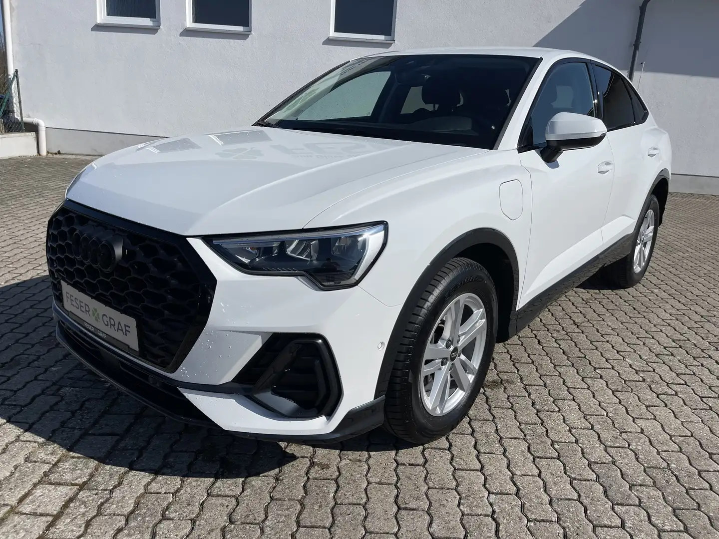 Audi Q3 Sportback 45 TFSIe S tronic ACC eHECK SHZ+LHZ bijela - 2