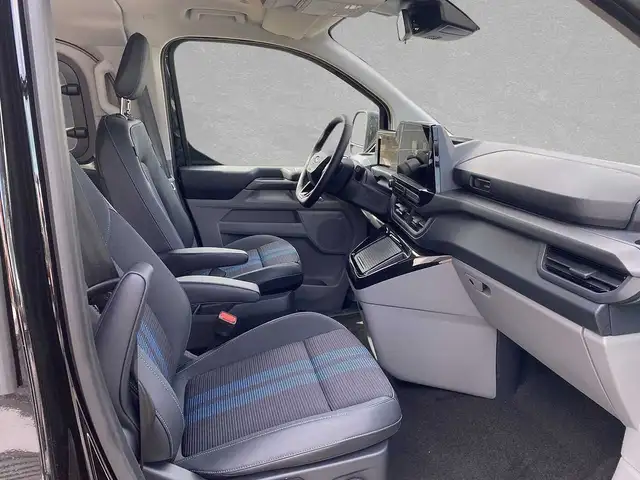 Ford Tourneo Custom view 3