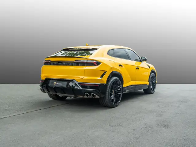 Lamborghini Urus view 3