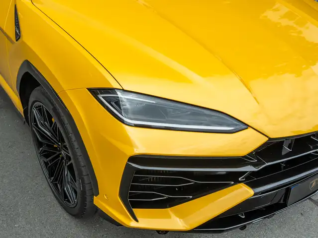 Lamborghini Urus view 7