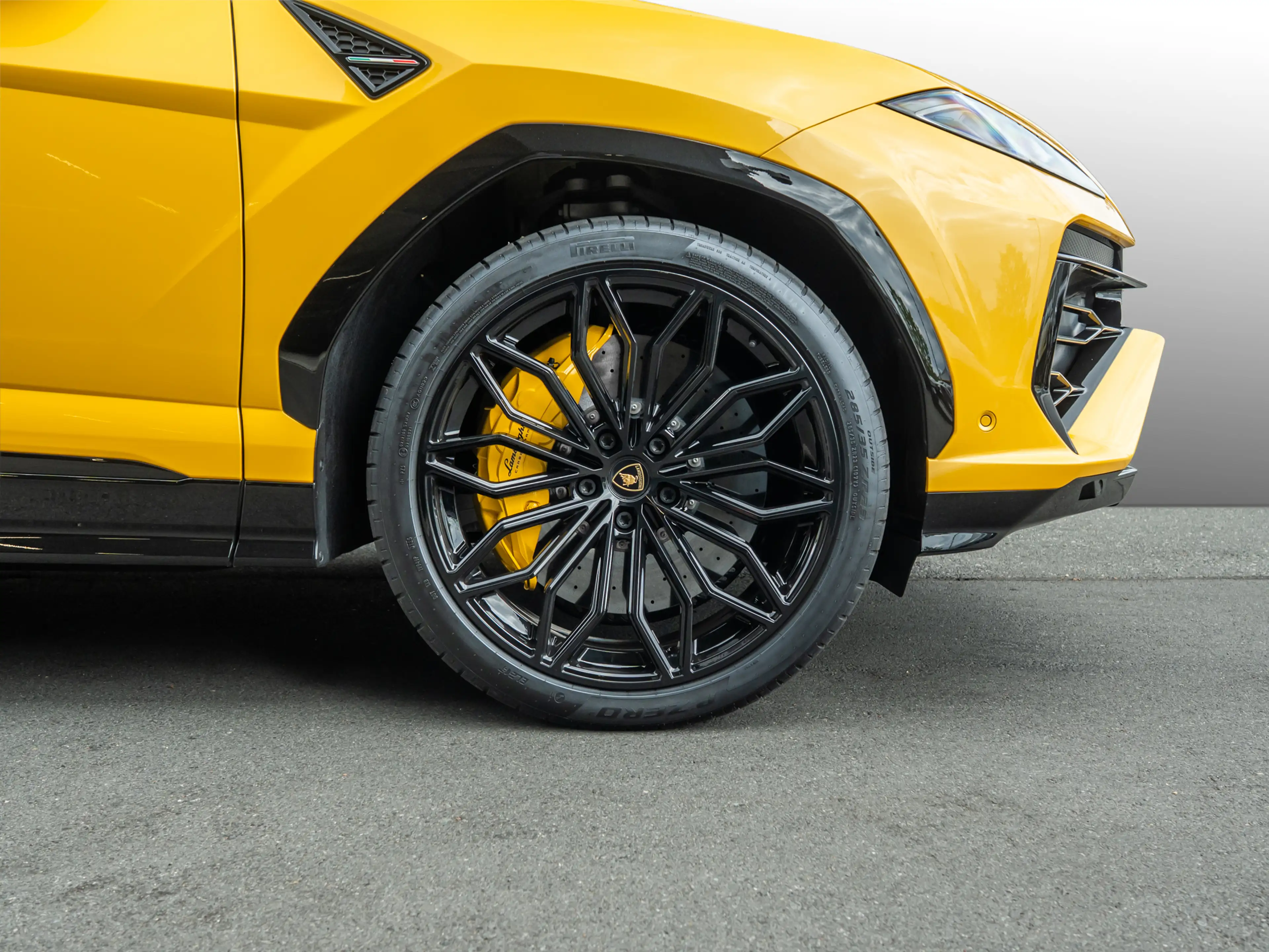 Lamborghini Urus SE | Akrapovic | MY25 | Akra| Giallo Inti — photo 6
