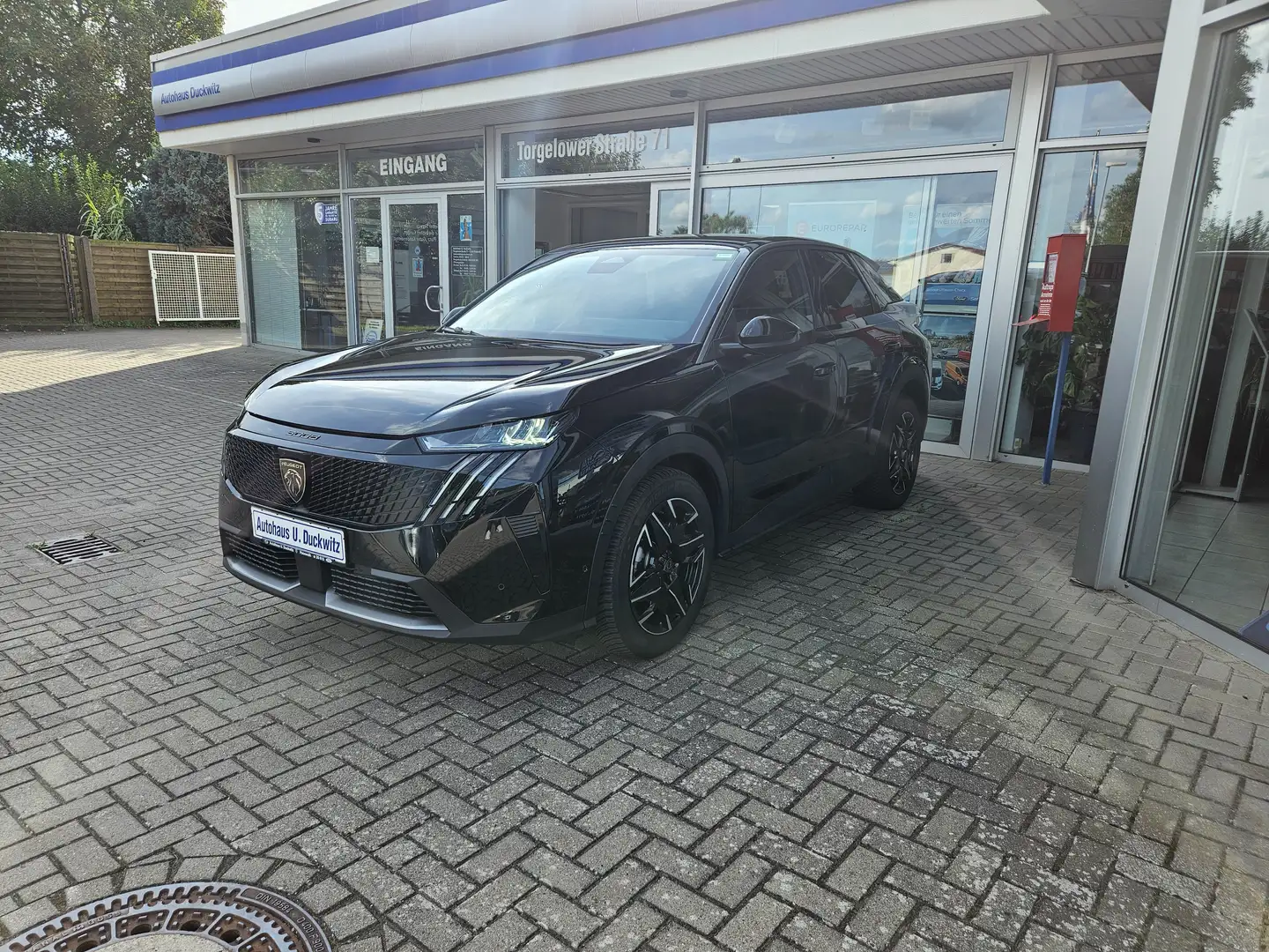 Peugeot 3008 Hybrid 145 Allure Winterpaket Schwarz - 2