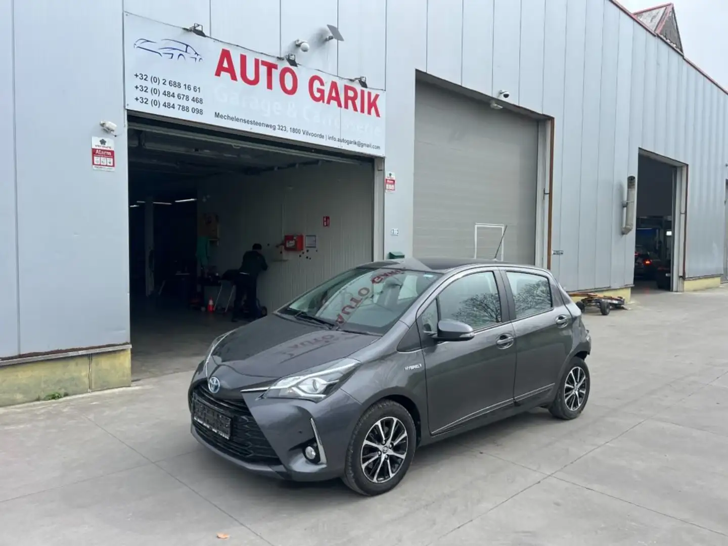 Toyota Yaris 1.5i VVT-i Hybrid Comfort E-CVT Gris - 1