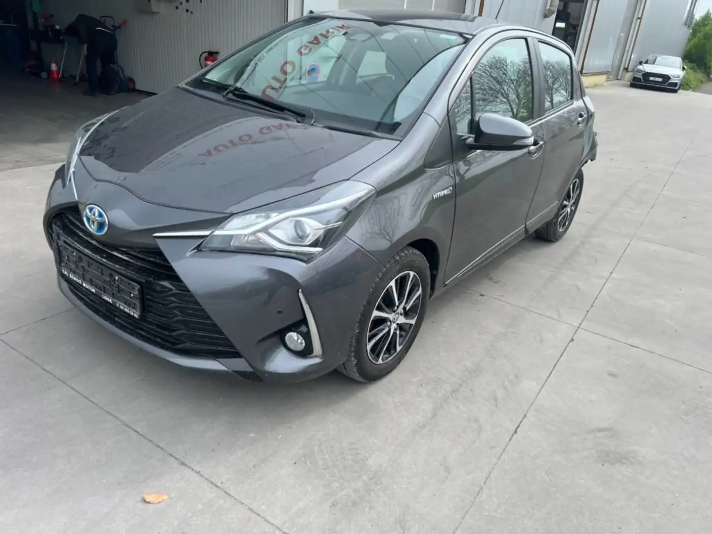 Toyota Yaris 1.5i VVT-i Hybrid Comfort E-CVT Gris - 2