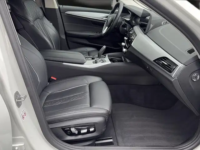 BMW 5 Series view 13