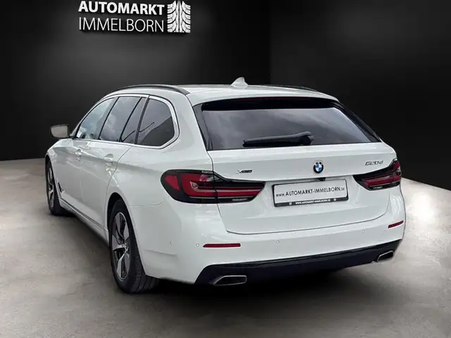 BMW 5 Series view 10