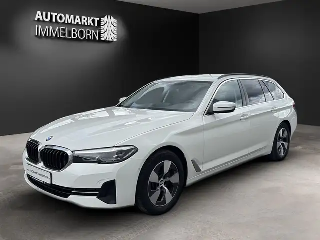 BMW 5 Series view 4