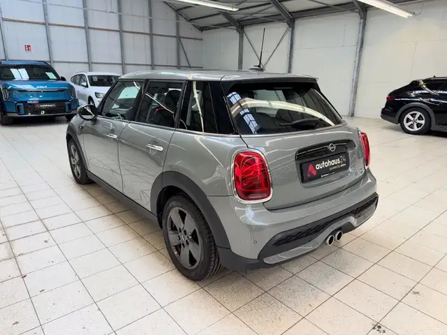 Mini Hatch view 4