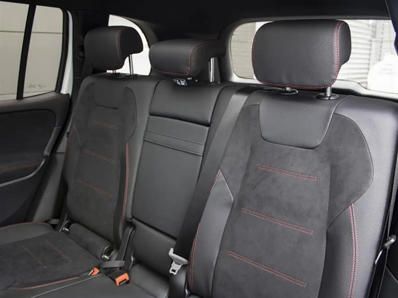 Mercedes-Benz GLB снимка Mercedes-Benz GLB