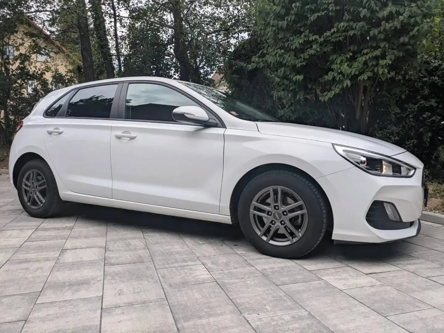 Hyundai i30 i30 1,4 MPI Level 2 Level 2 Weiß - 1