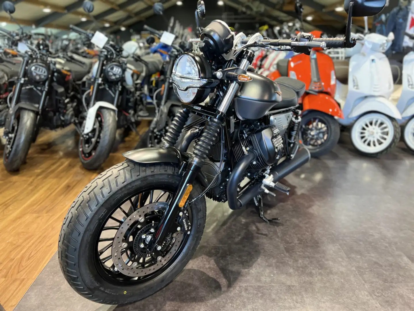 Moto Guzzi V 9 Bobber Special Edition Negru - 2