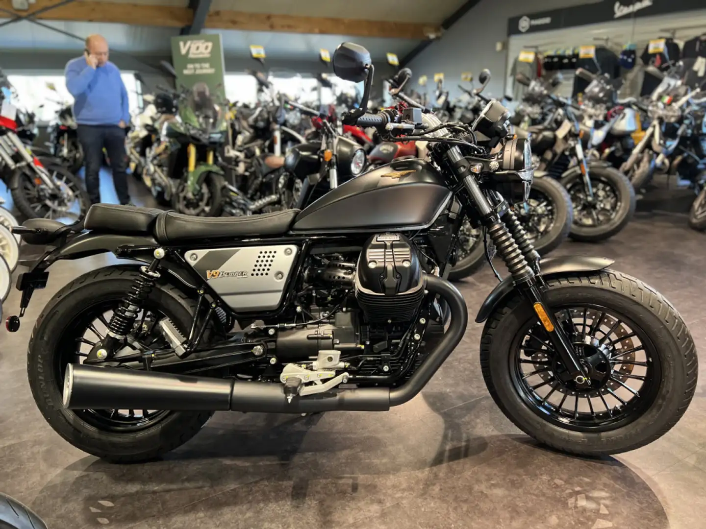 Moto Guzzi V 9 Bobber Special Edition Negru - 1