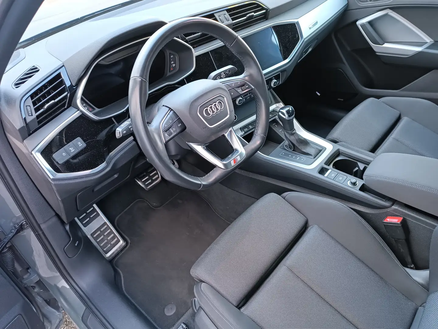 Audi Q3 Sportback 45 TFSI e S-tronic Grau - 2