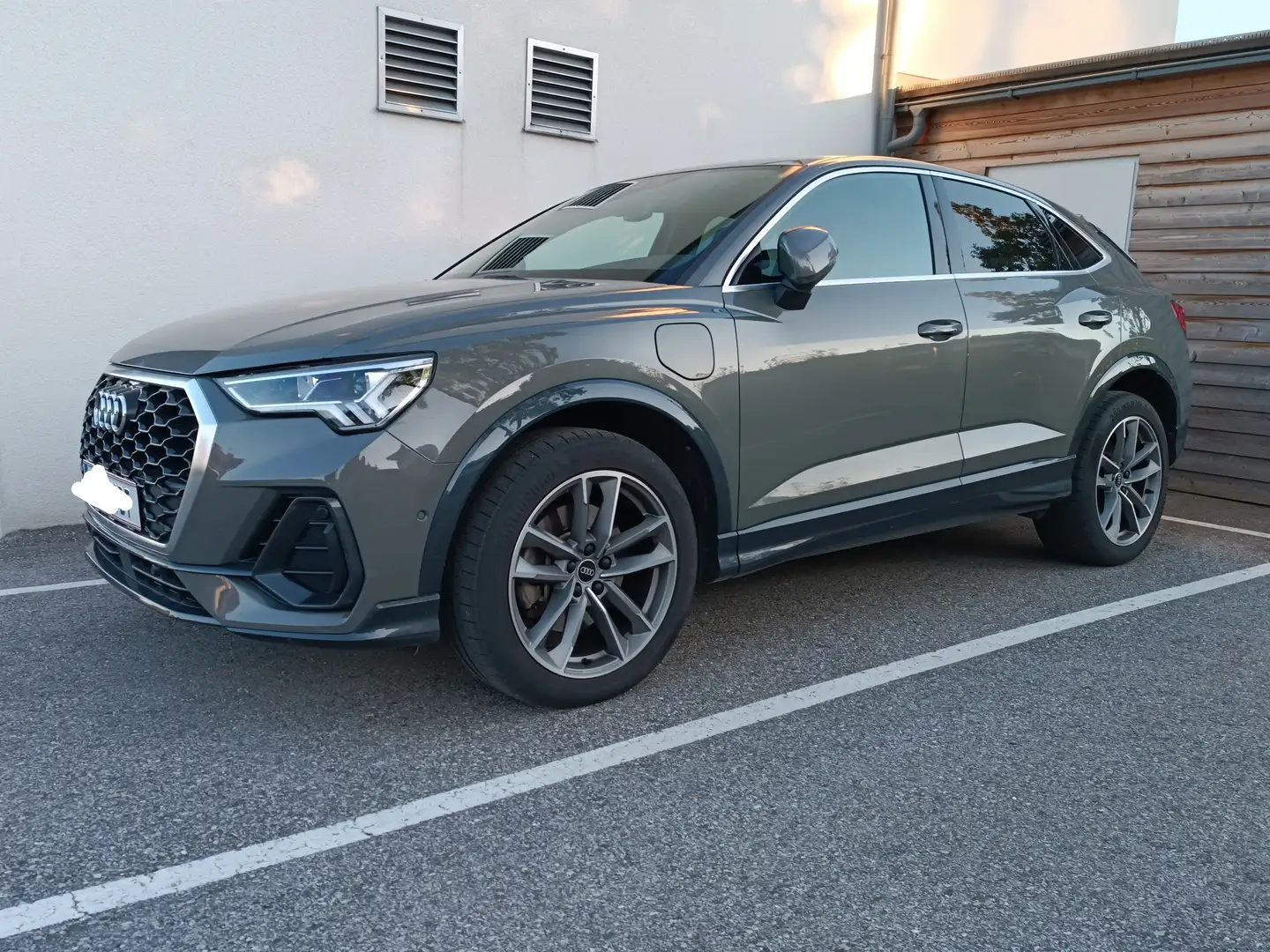 Audi Q3 Sportback 45 TFSI e S-tronic Grau - 1