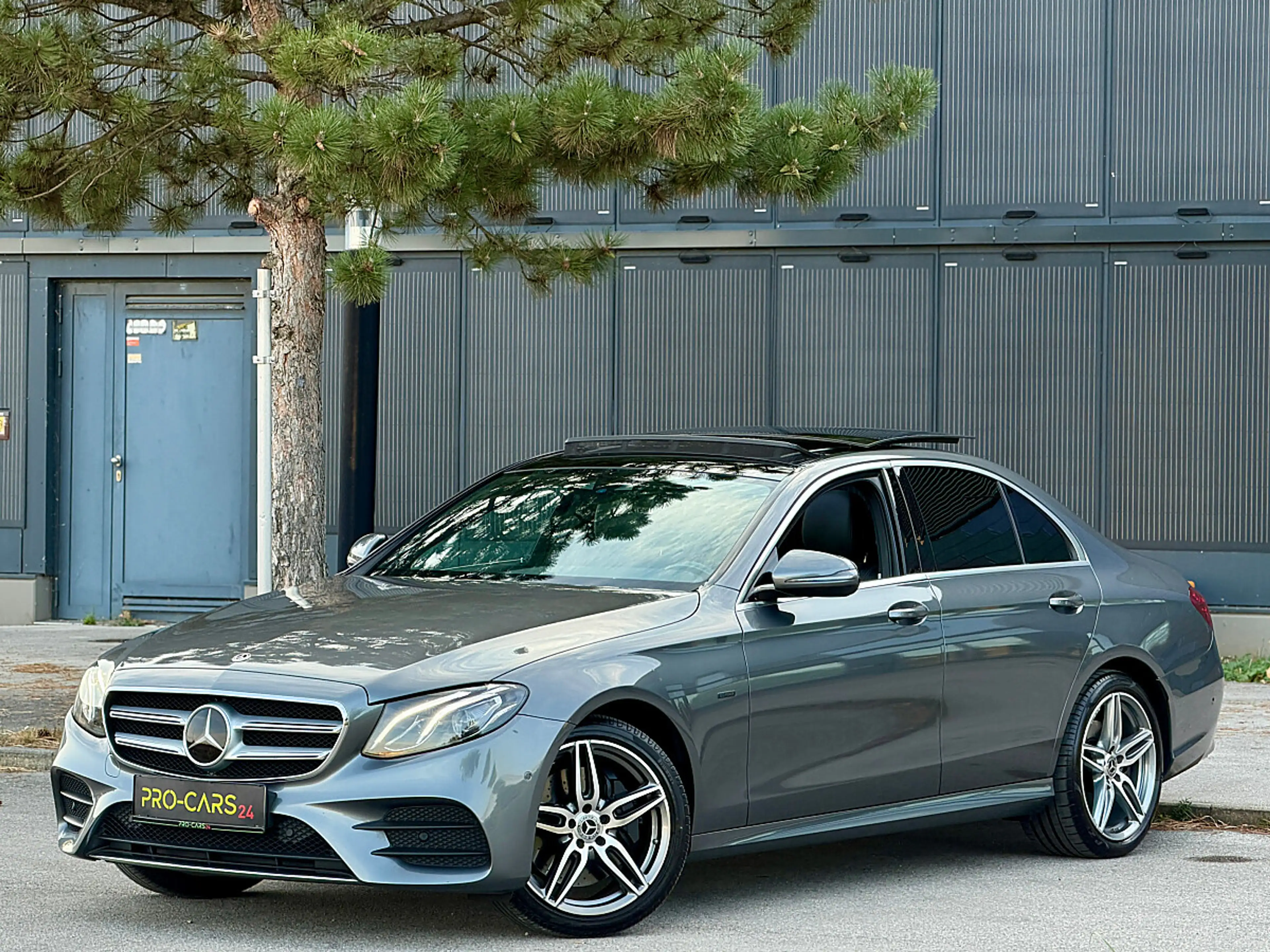 Mercedes-Benz E 350 e PHEV // AMG-Line // PANORAMADACH // GARANTIE — photo 14