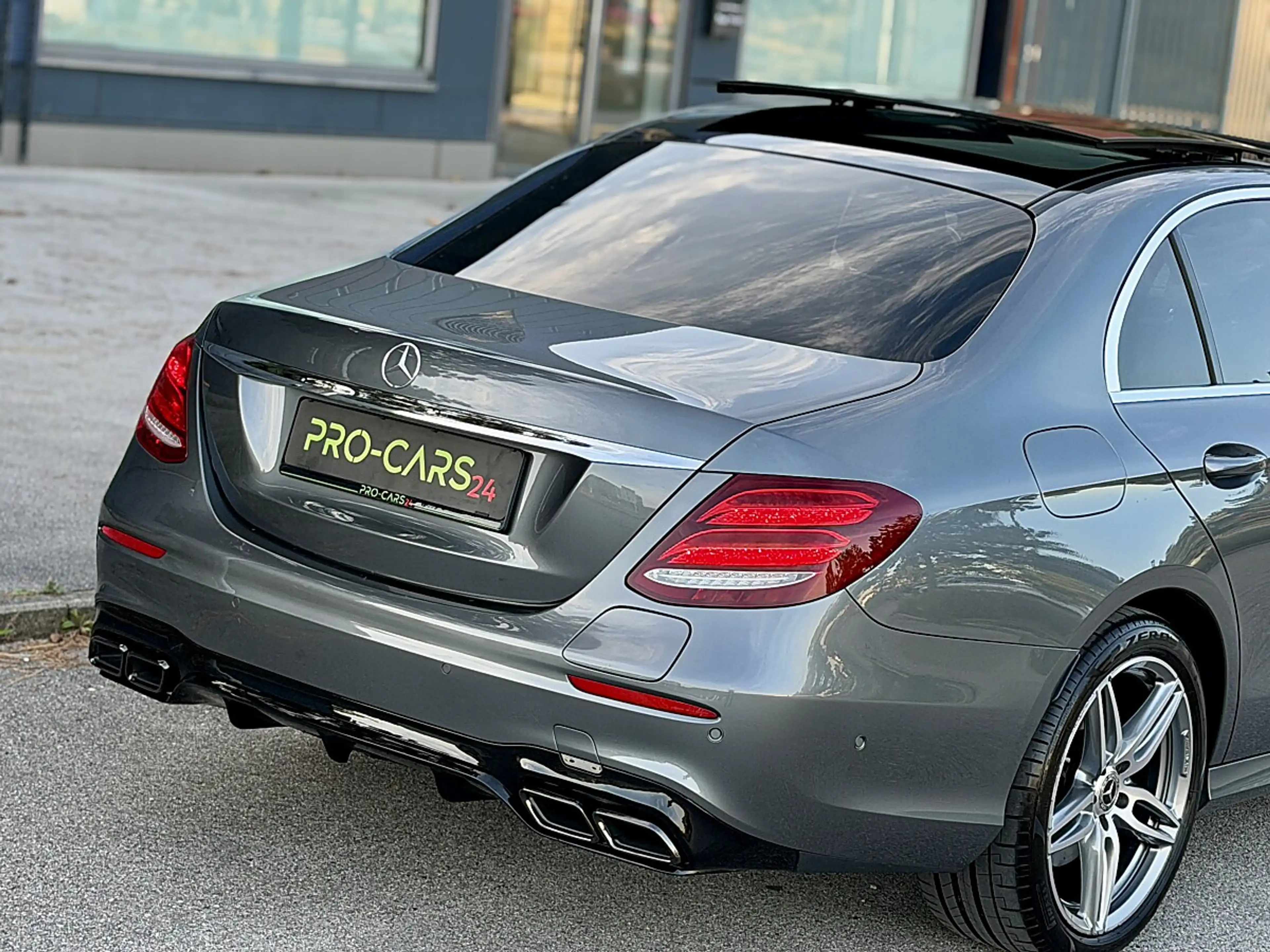 Mercedes-Benz E 350 e PHEV // AMG-Line // PANORAMADACH // GARANTIE — photo 4