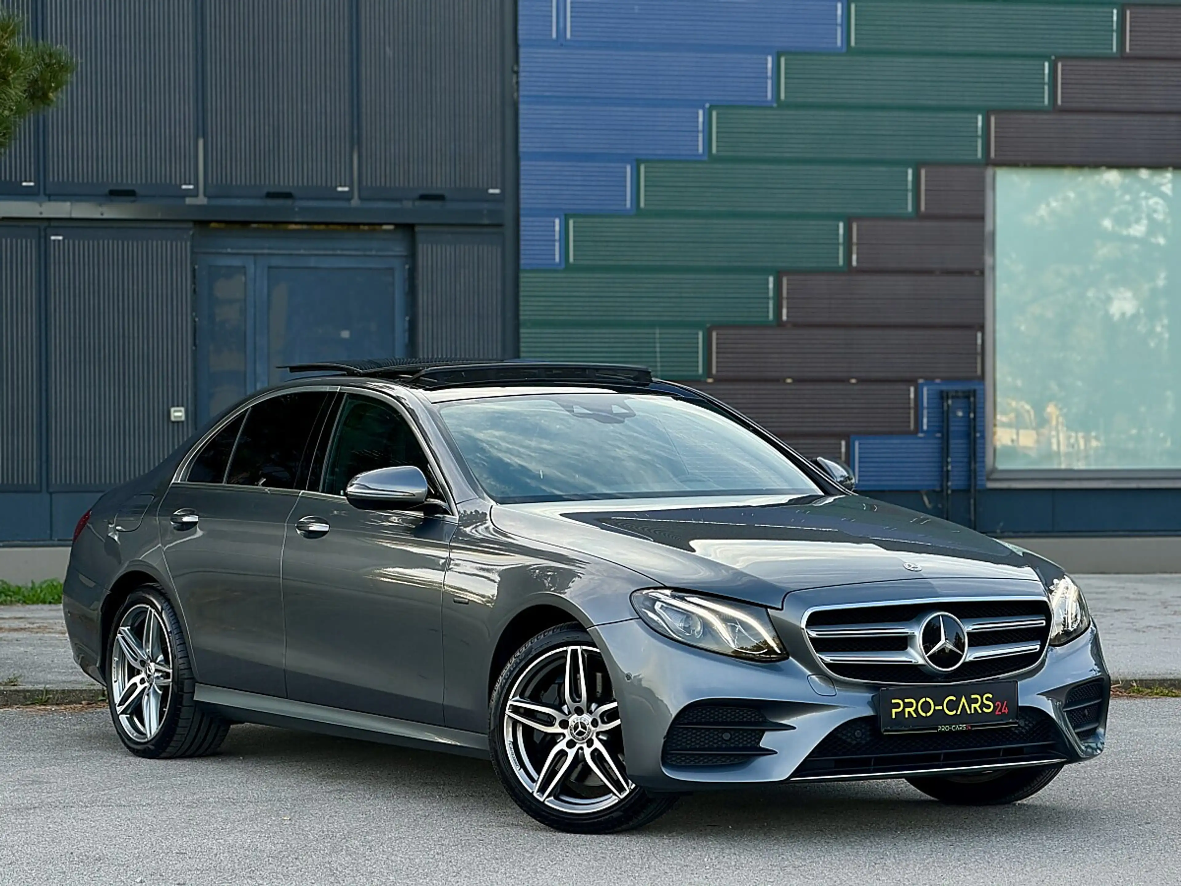 Mercedes-Benz E 350 e PHEV // AMG-Line // PANORAMADACH // GARANTIE — photo 3
