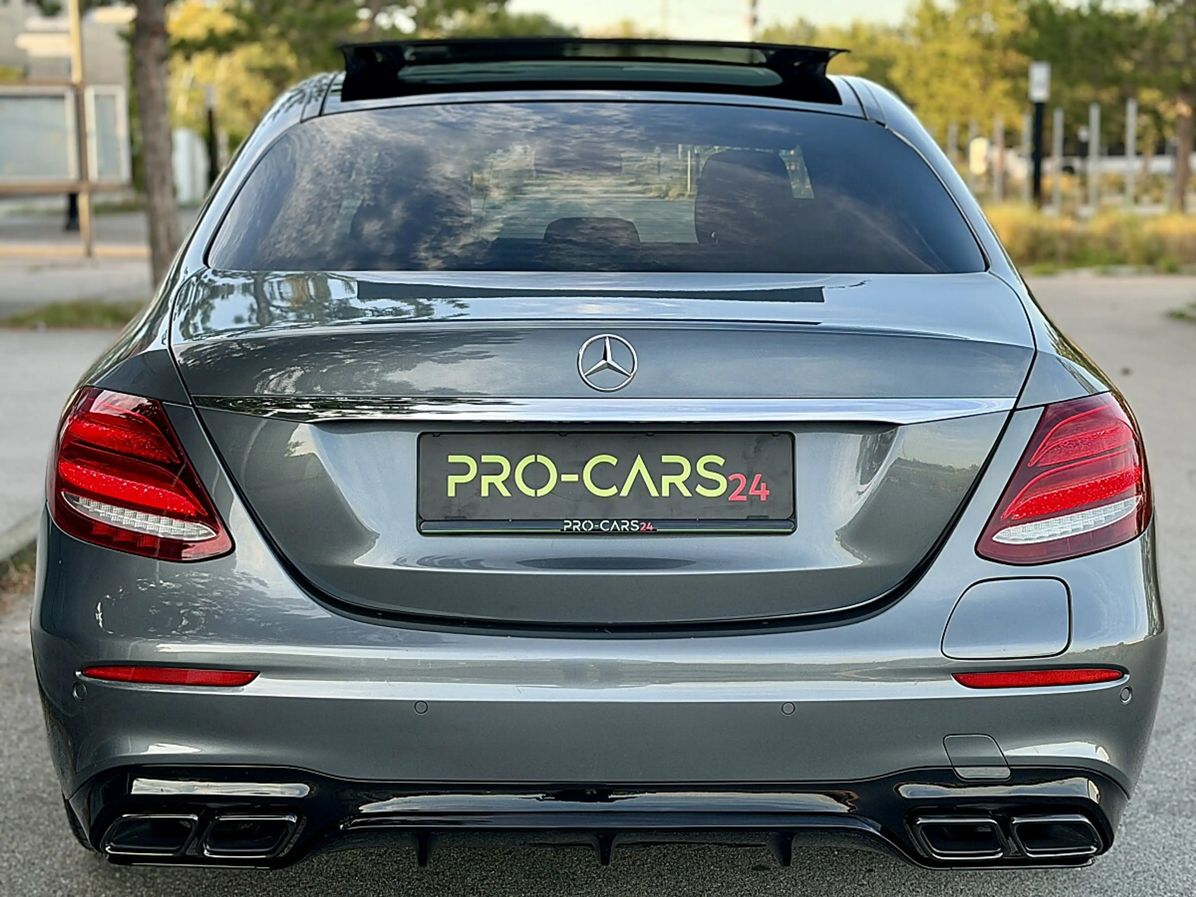 Mercedes-Benz E 350 e PHEV // AMG-Line // PANORAMADACH // GARANTIE — photo 11
