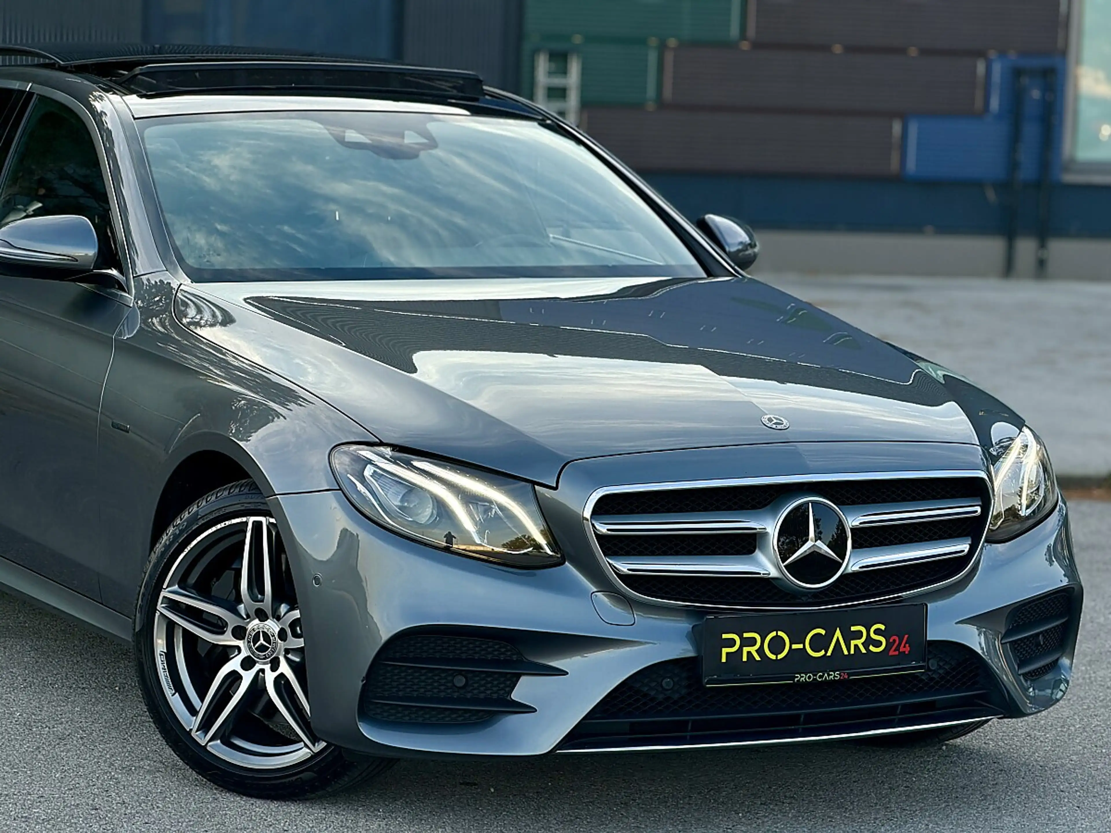 Mercedes-Benz E 350 e PHEV // AMG-Line // PANORAMADACH // GARANTIE — photo 8