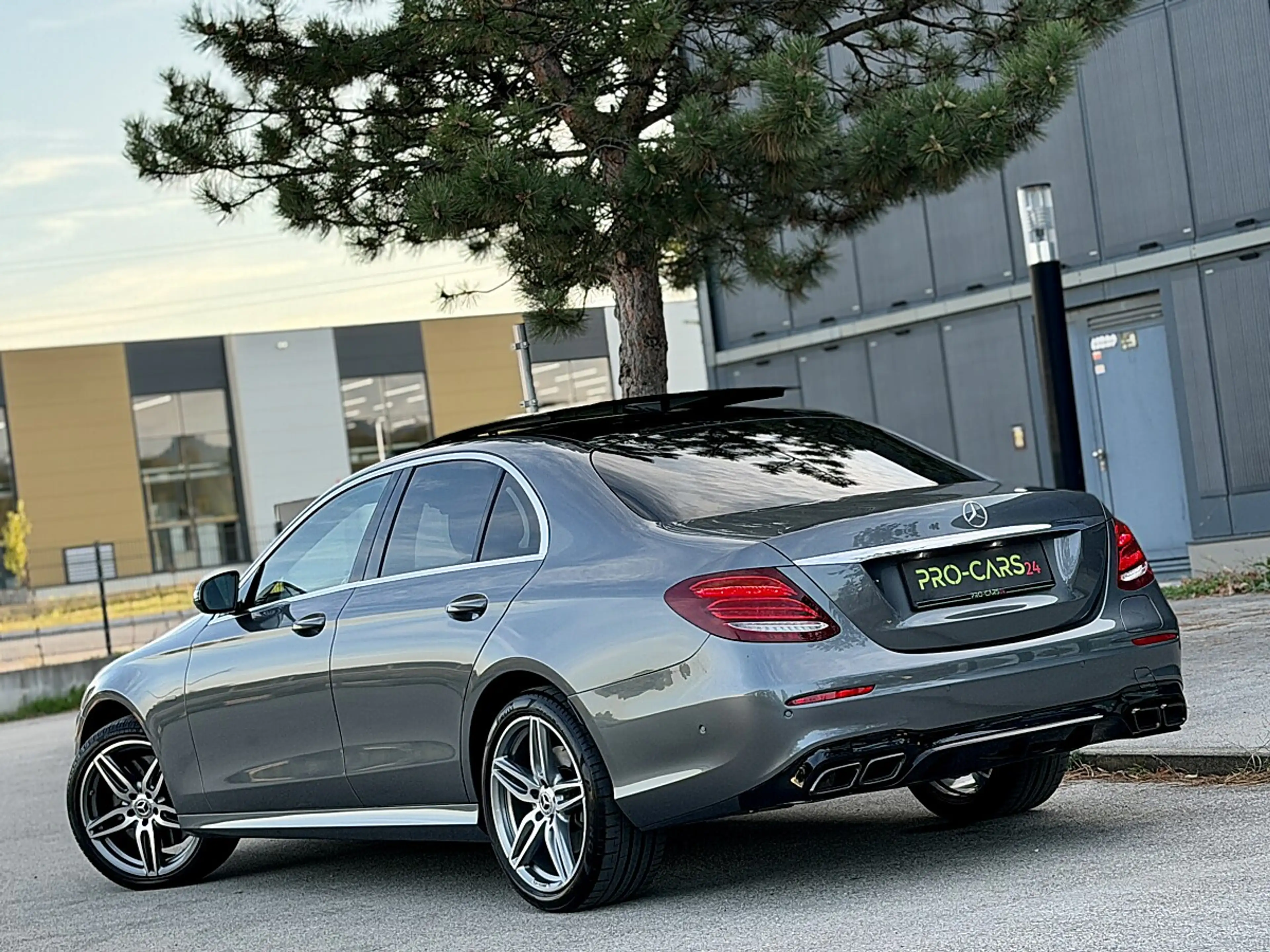 Mercedes-Benz E 350 e PHEV // AMG-Line // PANORAMADACH // GARANTIE — photo 13