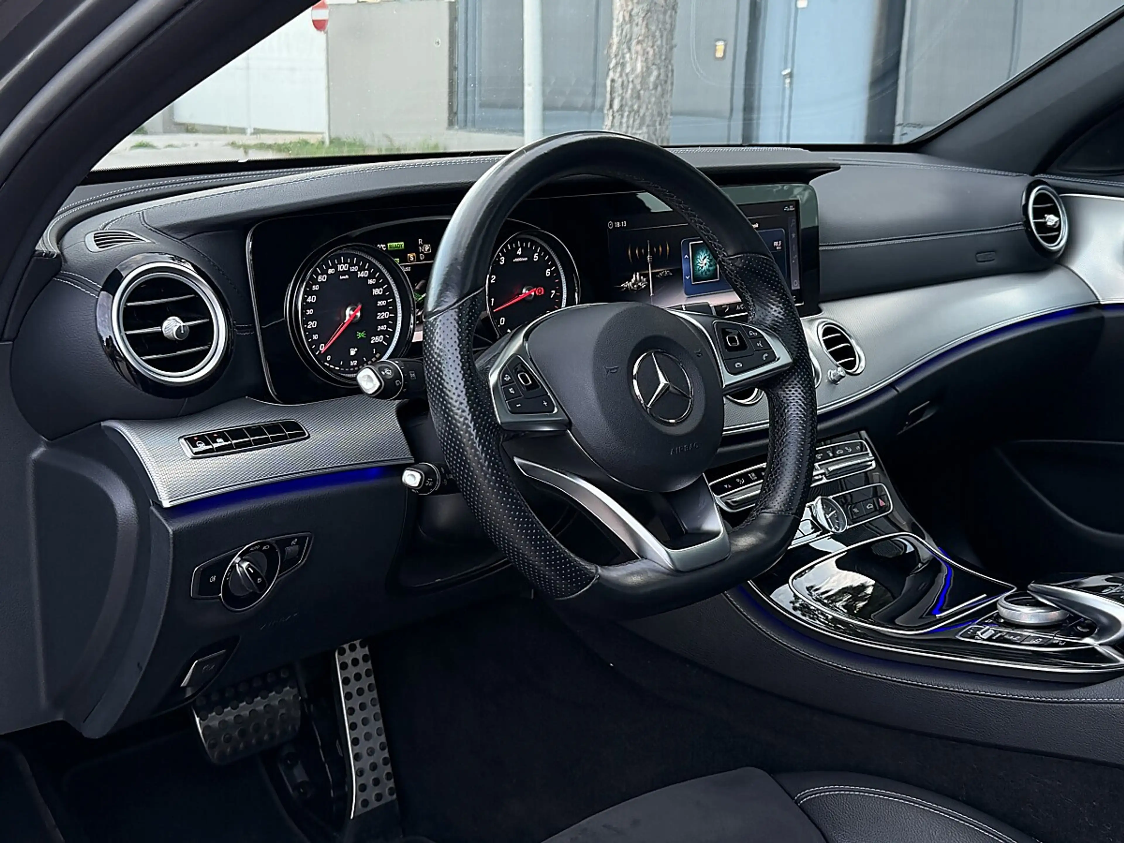 Mercedes-Benz E 350 e PHEV // AMG-Line // PANORAMADACH // GARANTIE — photo 2