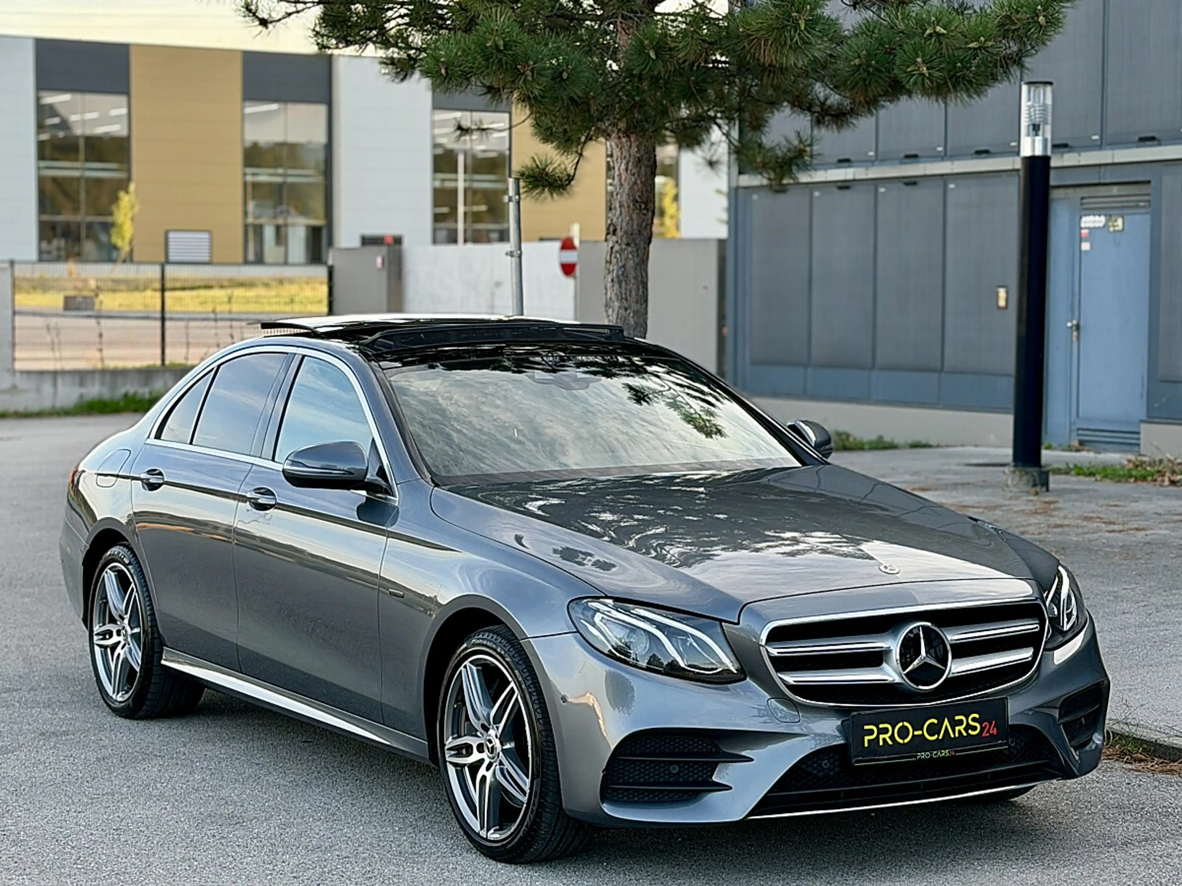 Mercedes-Benz E 350 e PHEV // AMG-Line // PANORAMADACH // GARANTIE — photo 10
