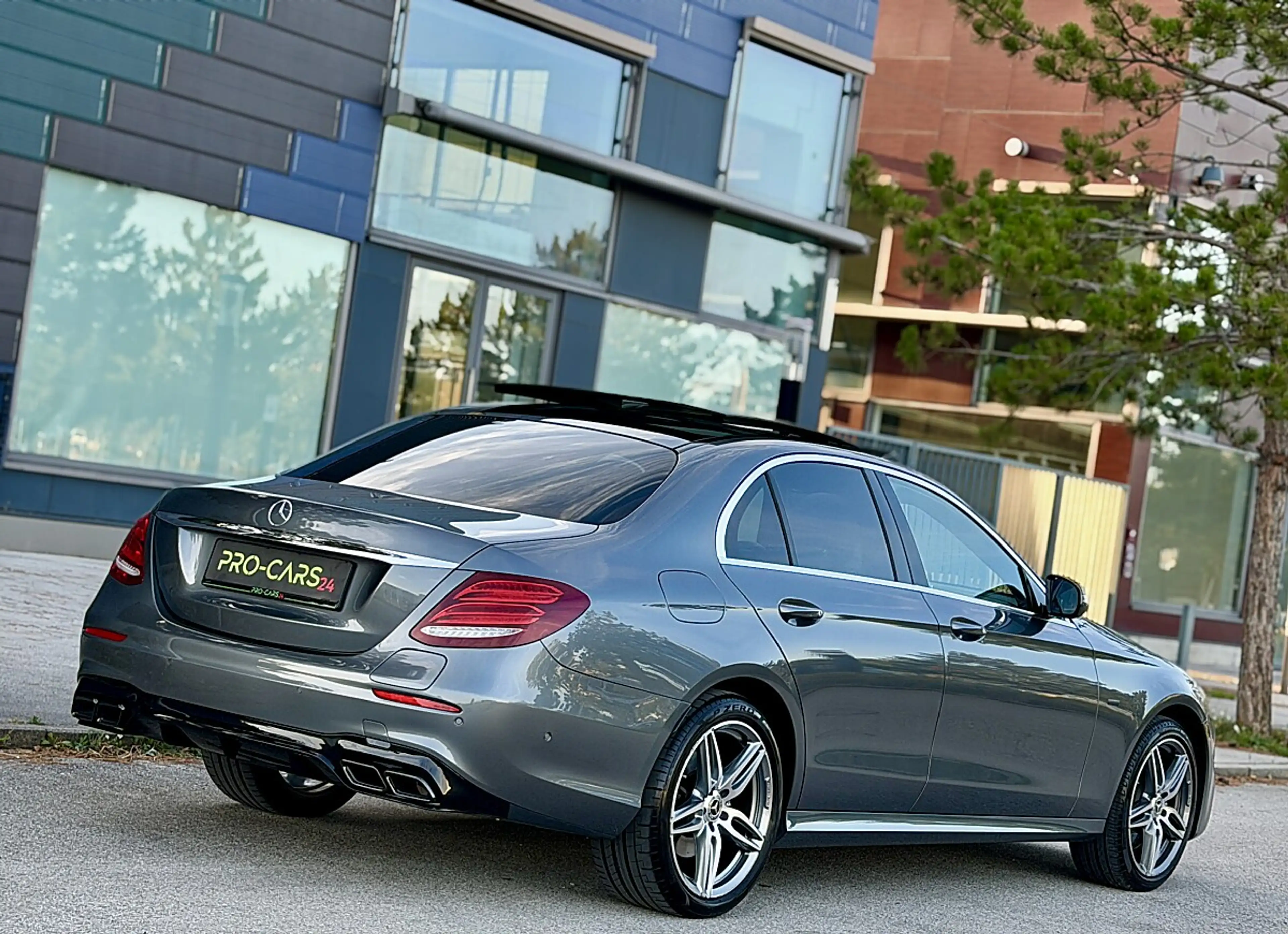 Mercedes-Benz E 350 e PHEV // AMG-Line // PANORAMADACH // GARANTIE — photo 7
