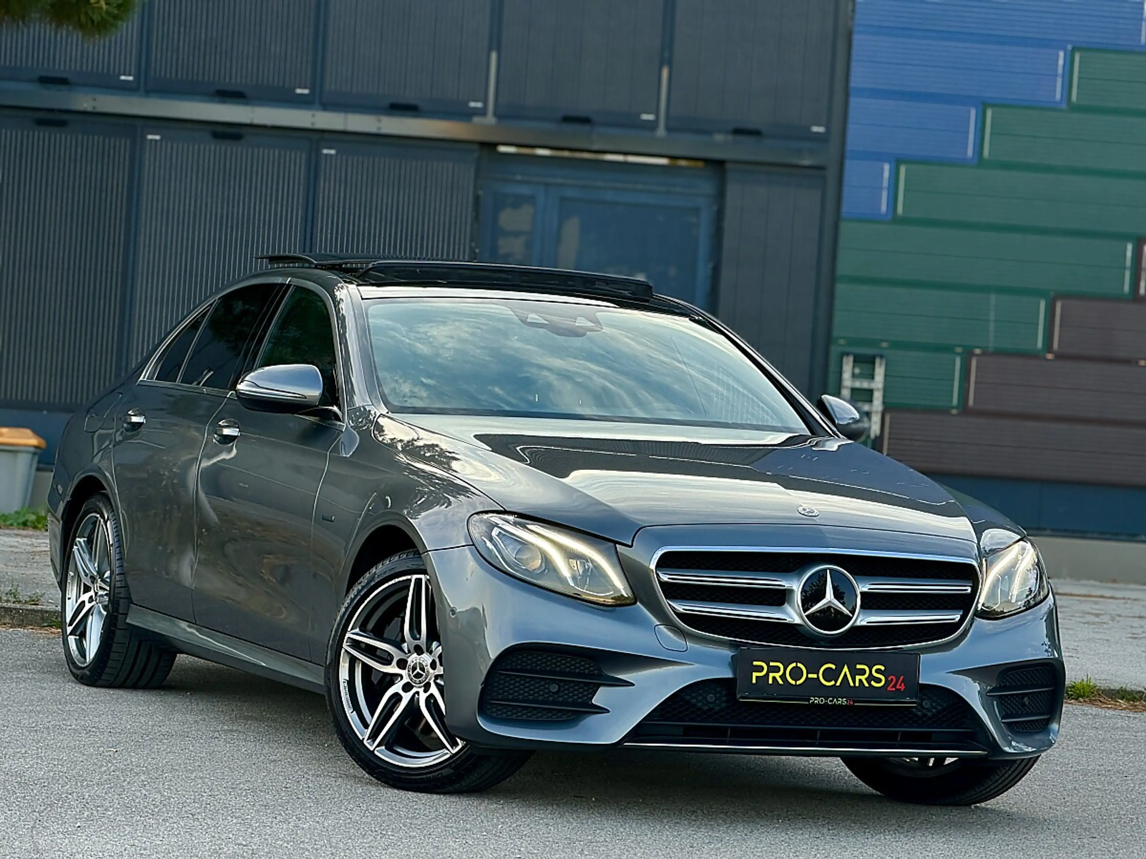 Mercedes-Benz E 350 e PHEV // AMG-Line // PANORAMADACH // GARANTIE