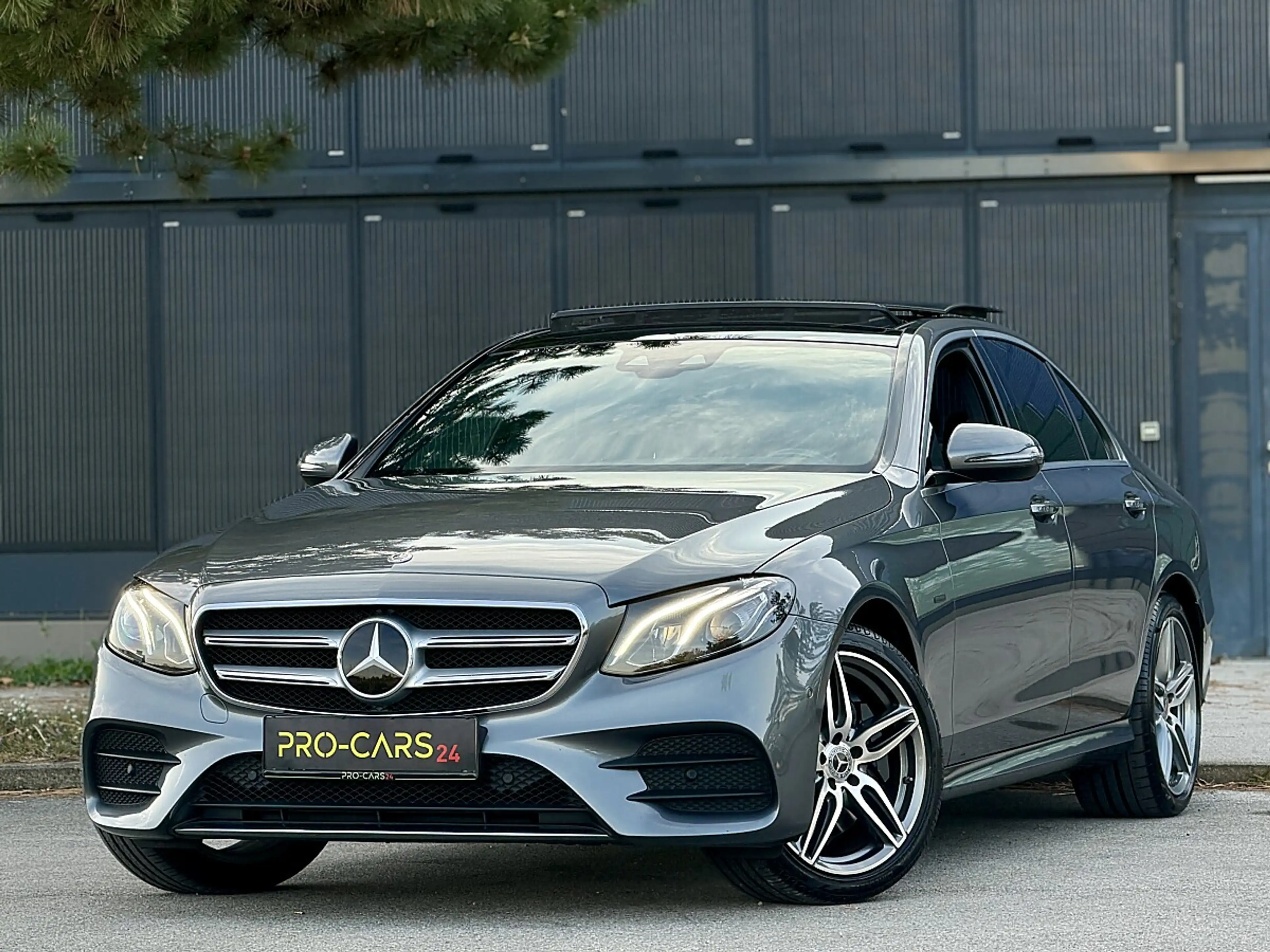 Mercedes-Benz E 350 e PHEV // AMG-Line // PANORAMADACH // GARANTIE — photo 12