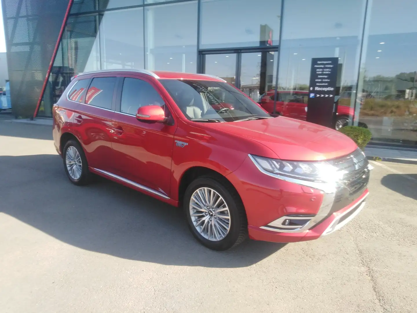 Mitsubishi Outlander 2.4i 4WD PHEV Instyle SDA-NAV Rouge - 2