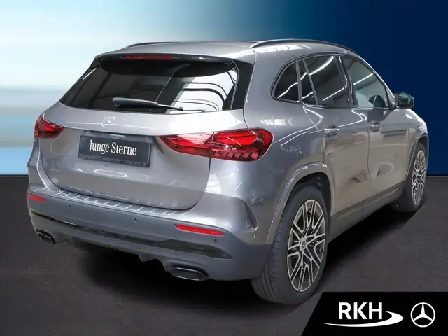 Mercedes-Benz GLA view 3
