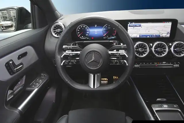 Mercedes-Benz GLA view 11
