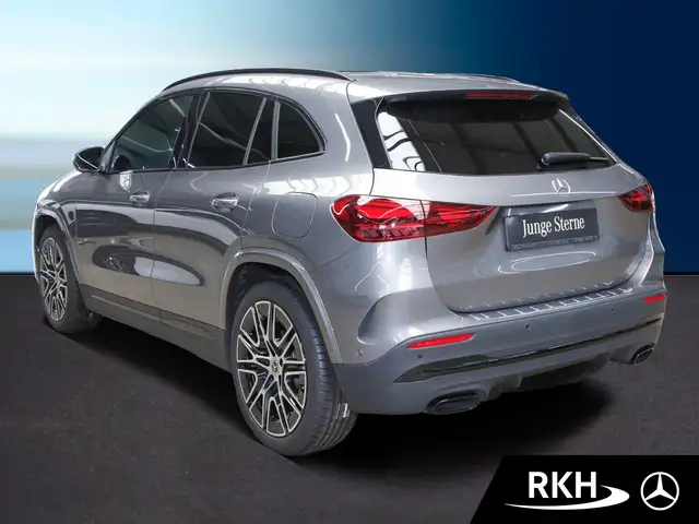 Mercedes-Benz GLA view 4