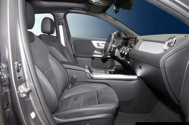 Mercedes-Benz GLA view 6