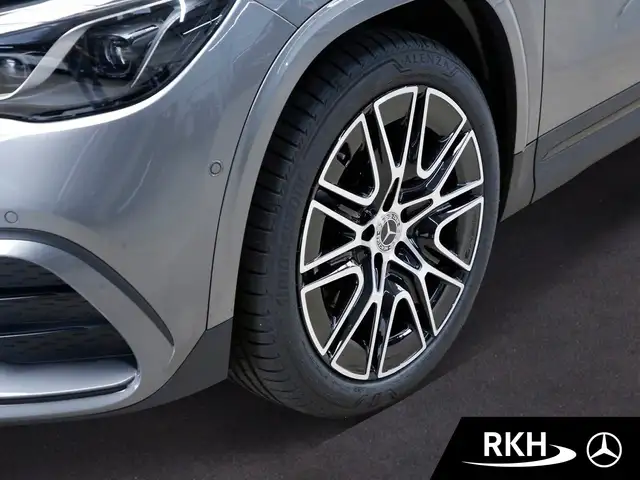 Mercedes-Benz GLA view 5