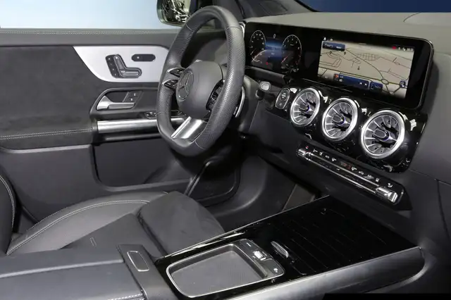 Mercedes-Benz GLA view 8