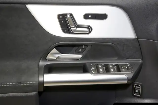 Mercedes-Benz GLA view 14
