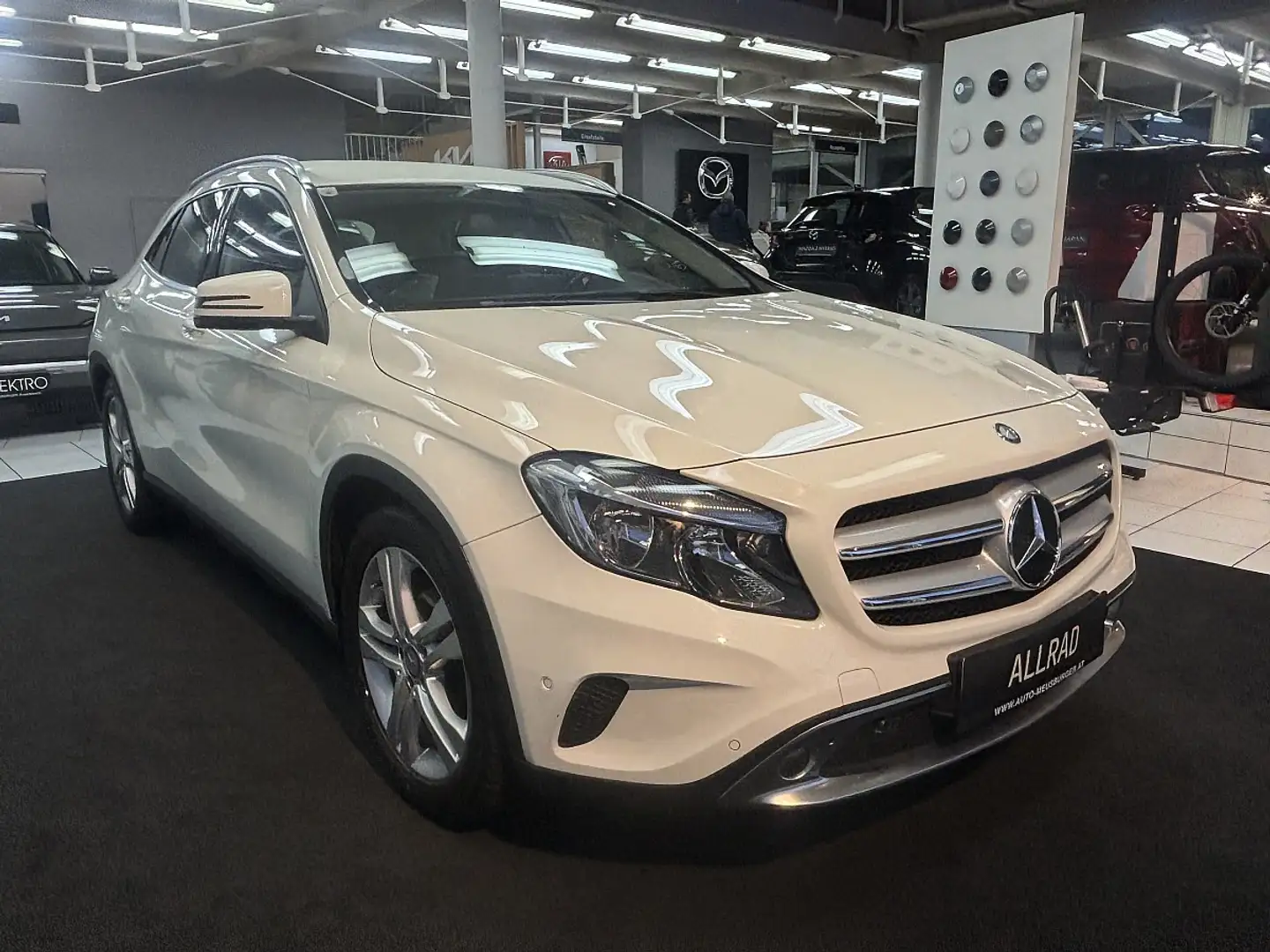 Mercedes-Benz GLA 220 d 4MATIC Aut. Weiß - 2