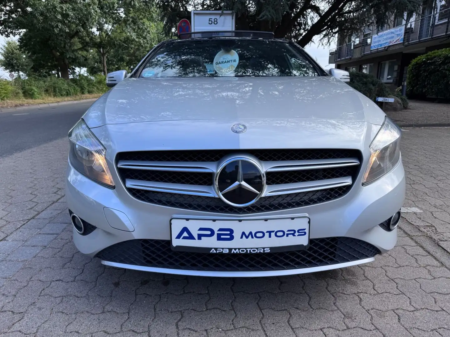 Mercedes-Benz A 180 A180 BE URBAN PANORAMA NAVI SITZHZG. AHK 8xALU Plateado - 2