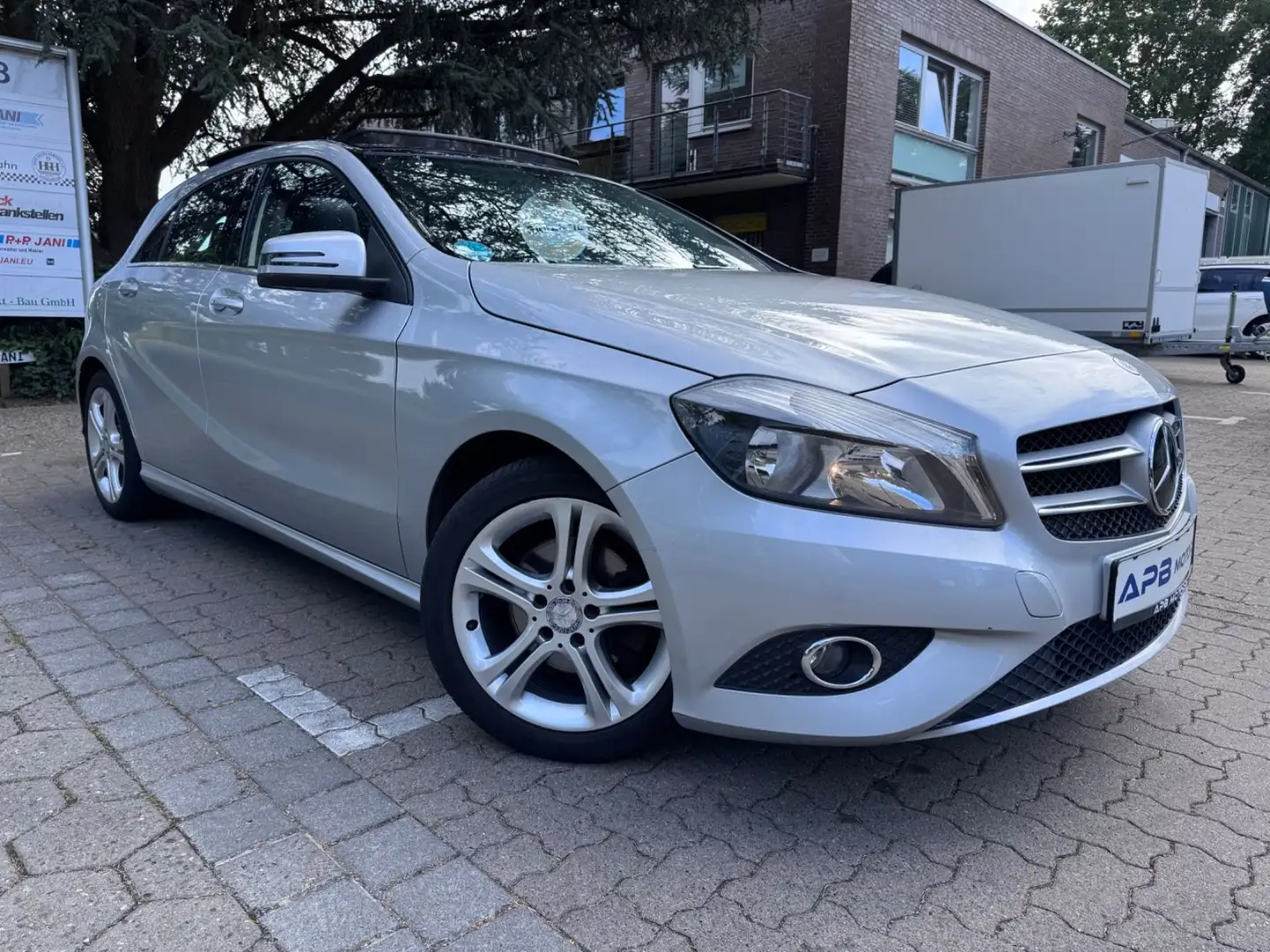 Mercedes-Benz A 180 A180 BE URBAN PANORAMA NAVI SITZHZG. AHK 8xALU Plateado - 1