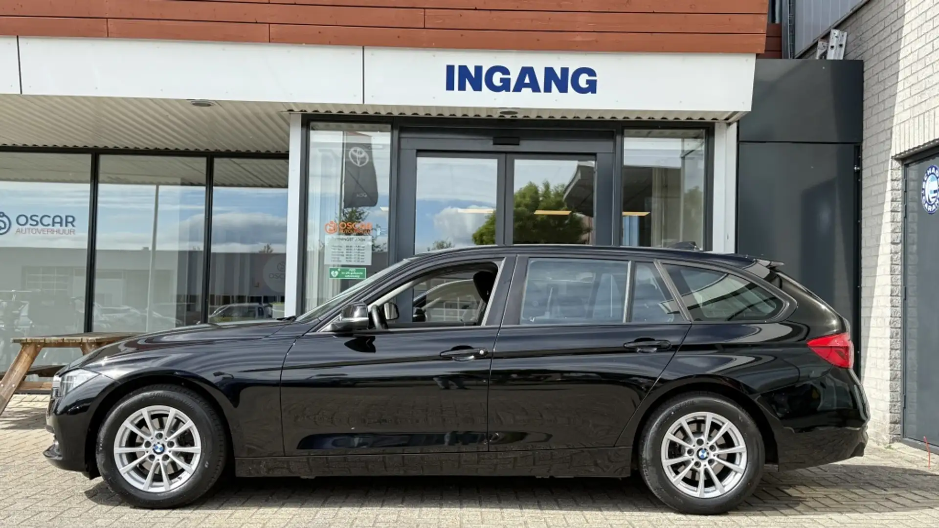 BMW 320 3-serie Touring 320i Cent. Exec. Schwarz - 2