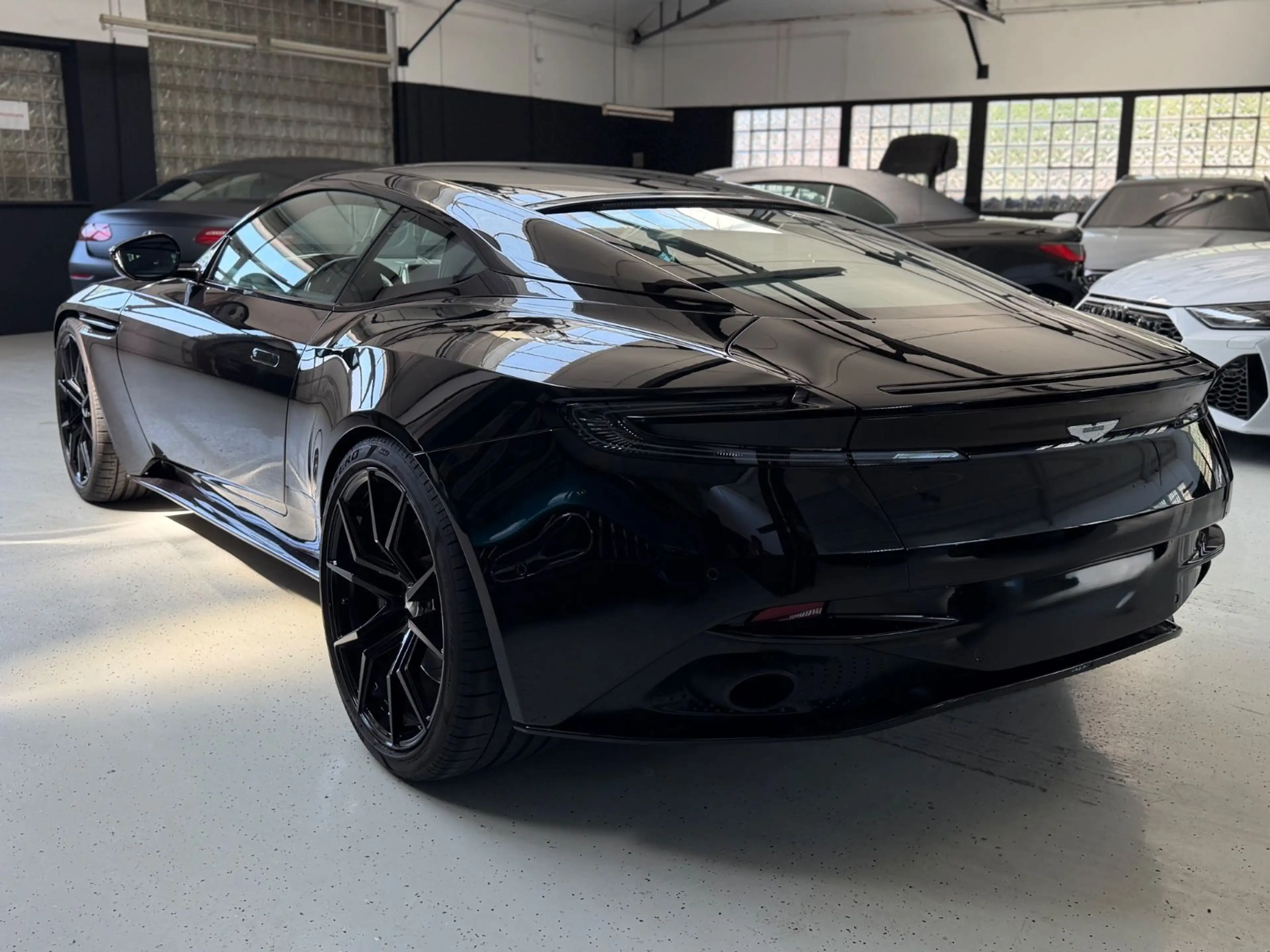 Aston Martin DB11 V8 Coupe/360°/SHZ/Memory/Alcantara — photo 2